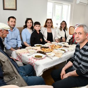 İl Müdürümüz Sayın Çiğdem AÇIKYILDIZ KAZEL, Kurban Bayramı ve Milli Aile Haftası dolayısıyla “Üç Kuşak Bir Sofra” buluşmasında ŞAHİN ailemizle aynı sofrada bir araya geldi. - fotoğraf 1