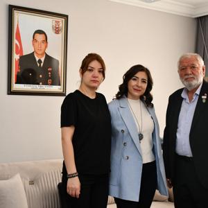İl Müdürümüz Sayın Çiğdem AÇIKYILDIZ KAZEL, Kurban Bayramı ve Milli Aile Haftası dolayısıyla, kahraman Şehidimizin kıymetli ailesini ziyaret etti. - fotoğraf 1