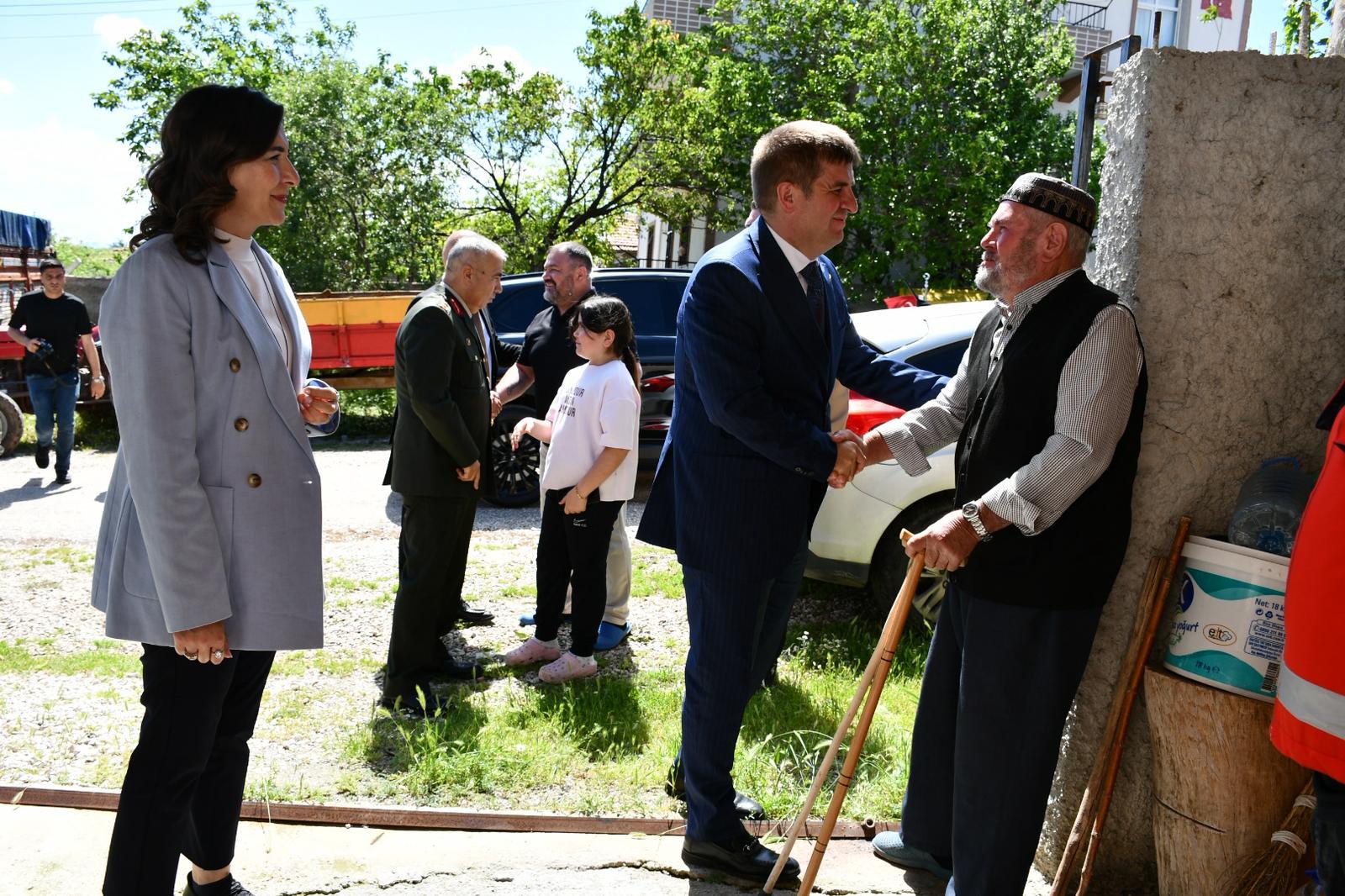 Valimiz Sayın H. Engin SARIİBRAHİM, İl Protokolü ve İl Müdürümüz Sayın Çiğdem AÇIKYILDIZ KAZEL, Kurban Bayramı dolayısıyla kahraman gazimizi ziyaret etti.