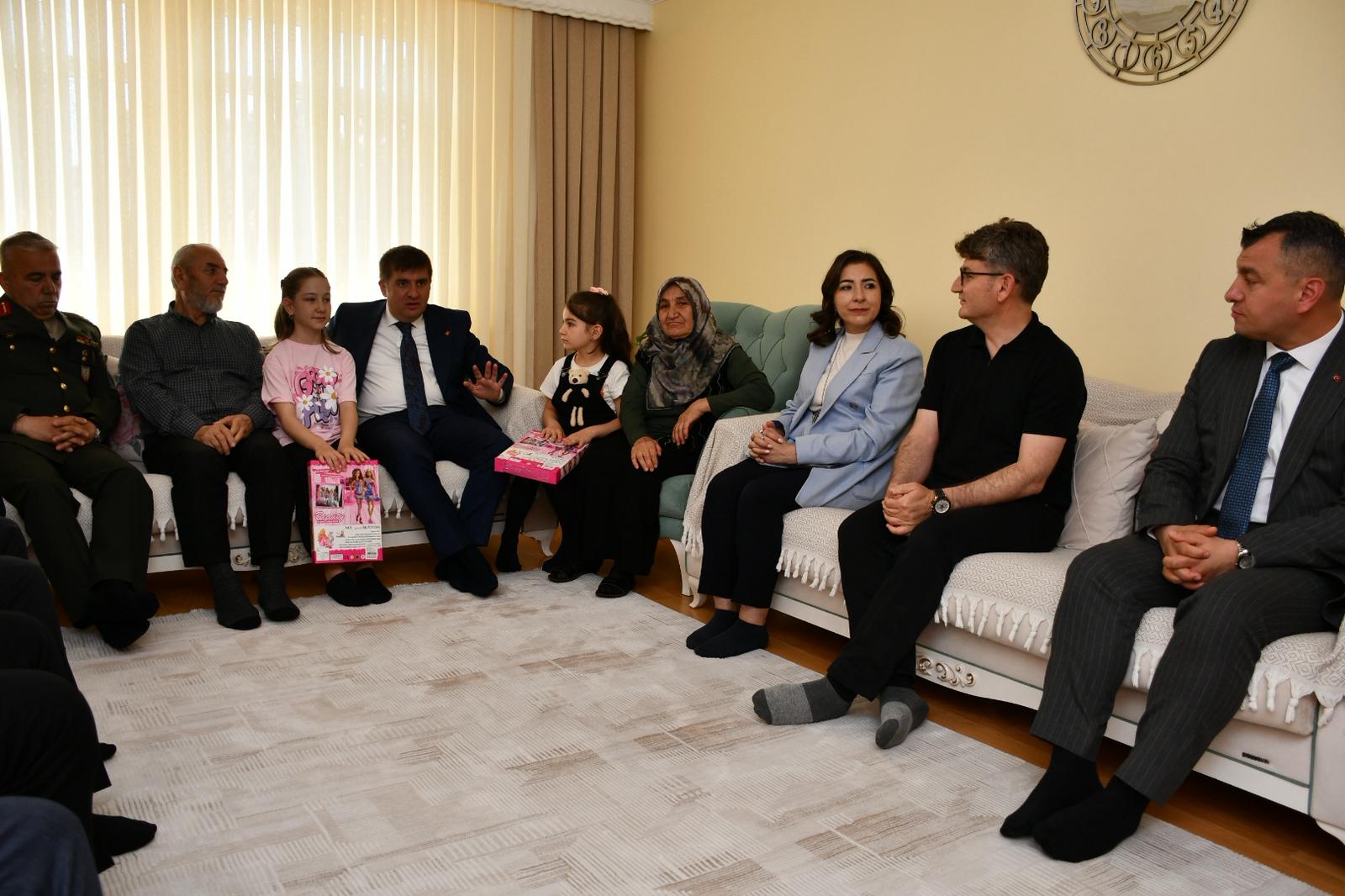 Valimiz Sayın H. Engin SARIİBRAHİM, İl Protokolü ve İl Müdürümüz Sayın Çiğdem AÇIKYILDIZ KAZEL, Kurban Bayramı dolayısıyla Şehidimizin kıymetli ailesini ziyaret ederek bayramlarını tebrik etti.