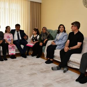 Valimiz Sayın H. Engin SARIİBRAHİM, İl Protokolü ve İl Müdürümüz Sayın Çiğdem AÇIKYILDIZ KAZEL, Kurban Bayramı dolayısıyla Şehidimizin kıymetli ailesini ziyaret ederek bayramlarını tebrik etti. - fotoğraf 1