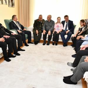 Valimiz Sayın H. Engin SARIİBRAHİM, İl Protokolü ve İl Müdürümüz Sayın Çiğdem AÇIKYILDIZ KAZEL, Kurban Bayramı dolayısıyla Şehidimizin kıymetli ailesini ziyaret ederek bayramlarını tebrik etti. - fotoğraf 2