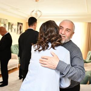 Valimiz Sayın H. Engin SARIİBRAHİM, İl Protokolü ve İl Müdürümüz Sayın Çiğdem AÇIKYILDIZ KAZEL, Kurban Bayramı dolayısıyla Şehidimizin kıymetli ailesini ziyaret ederek bayramlarını tebrik etti. - fotoğraf 3