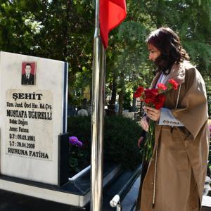  İl Müdürümüz Sayın Çiğdem AÇIKYILDIZ KAZEL’in katılımlarıyla Kurban Bayramı münasebetiyle gerçekleştirilen Kırıkkale Şehitliği ziyaretinde, aziz şehitlerimizin kabirlerine karanfiller bırakıldı. - fotoğraf 2