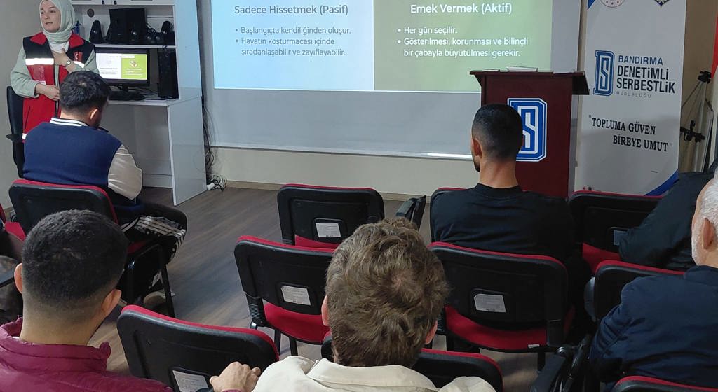 Aile Eğitim Programı kapsamında, Bandırma Sosyal Hizmet Merkezi Müdürlüğümüzdeki alanında uzman çalışma arkadaşımız tarafından Bandırma Denetimli Serbestlik Müdürlüğündeki yükümlülere yönelik "Aşk ve Sevgi" konulu eğitim gerçekleştirildi.