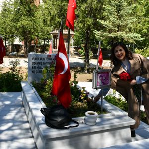  İl Müdürümüz Sayın Çiğdem AÇIKYILDIZ KAZEL’in katılımlarıyla Kurban Bayramı münasebetiyle gerçekleştirilen Kırıkkale Şehitliği ziyaretinde, aziz şehitlerimizin kabirlerine karanfiller bırakıldı. - fotoğraf 3