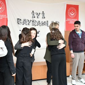 İl Müdürümüz Sayın Çiğdem AÇIKYILDIZ KAZEL, kuruluşlarımızda kalan çocuklarımızla bir araya gelerek bayramlaştı. - fotoğraf 1
