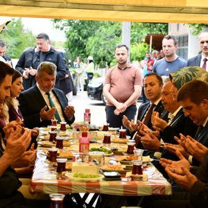 İçişleri Bakan Yardımcısı Sayın Doç. Dr. Kübra GÜRAN YİĞİTBAŞI, görevi başında şehadet mertebesine erişen kahraman şehidimiz J. Asb. Kad. Üçvş. Trf. Yusuf ERGÜN’ün kıymetli ailesini ziyaret ederek taziyelerini iletti. - fotoğraf 4