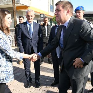 Valimiz Sayın H. Engin SARIİBRAHİM, İl Protokolü ve İl Müdürümüz Sayın Çiğdem AÇIKYILDIZ KAZEL, görevi başında şehadet mertebesine erişen kahraman şehidimizin kıymetli ailesine taziye ziyaretinde bulundu. - fotoğraf 2