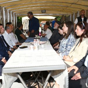 Valimiz Sayın H. Engin SARIİBRAHİM, İl Protokolü ve İl Müdürümüz Sayın Çiğdem AÇIKYILDIZ KAZEL, görevi başında şehadet mertebesine erişen kahraman şehidimizin kıymetli ailesine taziye ziyaretinde bulundu. - fotoğraf 1