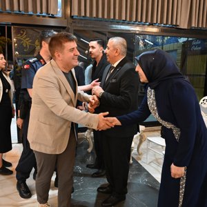 Valimiz Sayın H. Engin SARIİBRAHİM, İl Protokolü ve İl Müdürümüz Sayın Çiğdem AÇIKYILDIZ KAZEL, kahraman Gazimizin düğün merasimine katılarak mutluluklarına ortak oldu. - fotoğraf 1