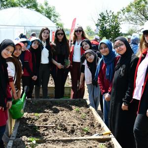 2026 Aile ve Nüfus On Yılı kapsamında, Tarım ve Orman İl Müdürlüğü tarafından “Çocuk Tarım Akademisi Sebze Fidesi Dikim Etkinliği” gerçekleştirildi. - fotoğraf 4