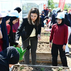 2026 Aile ve Nüfus On Yılı kapsamında, Tarım ve Orman İl Müdürlüğü tarafından “Çocuk Tarım Akademisi Sebze Fidesi Dikim Etkinliği” gerçekleştirildi. - fotoğraf 3