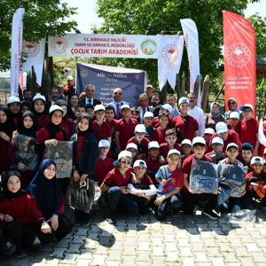 2026 Aile ve Nüfus On Yılı kapsamında, Tarım ve Orman İl Müdürlüğü tarafından “Çocuk Tarım Akademisi Sebze Fidesi Dikim Etkinliği” gerçekleştirildi. - fotoğraf 2