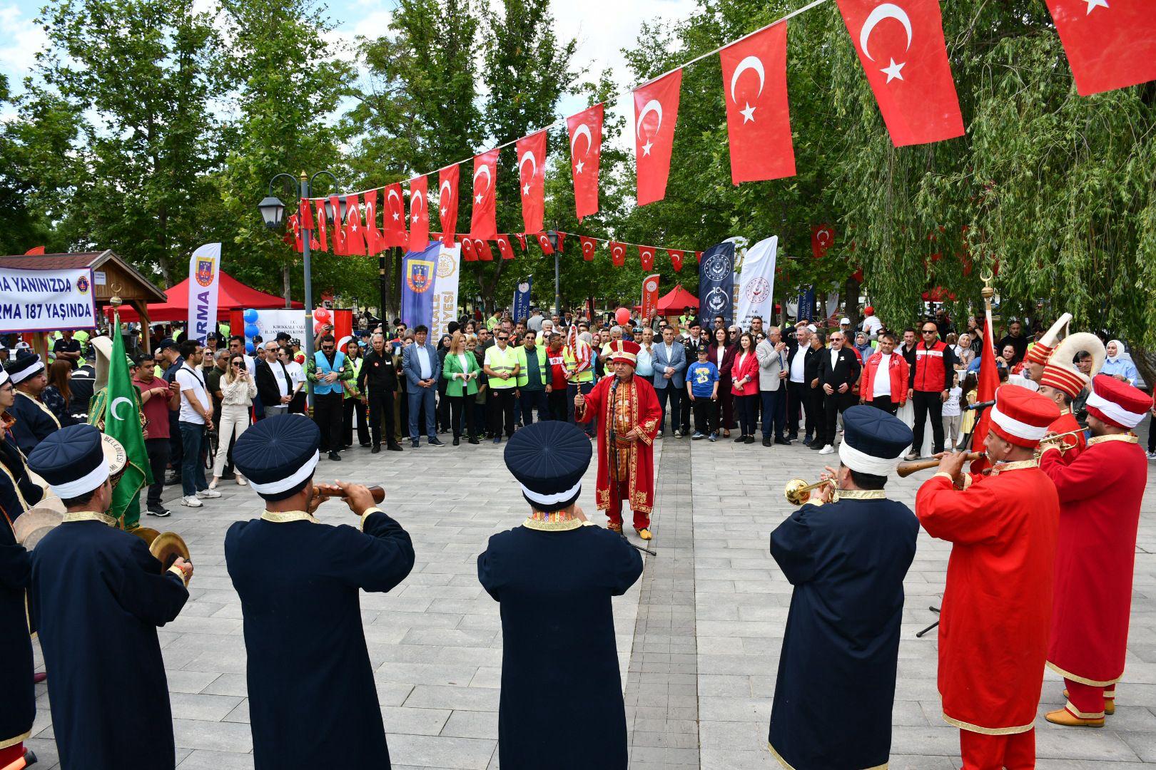 Valiliğimiz himayelerinde düzenlenen Kırıkkale Aile Festivali, Millet Bahçesi’nde coşkulu bir açılışla başladı.