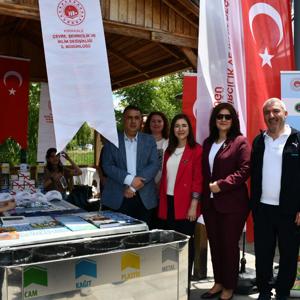 Festival alanında kurulan stantlar ziyaret edilerek kurumlarımızın, sivil toplum kuruluşlarımızın, girişimci kadınlarımızın ve öğrencilerimizin çalışmalarını yakından incelendi. - fotoğraf 4