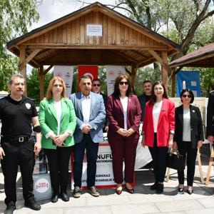 Festival alanında kurulan stantlar ziyaret edilerek kurumlarımızın, sivil toplum kuruluşlarımızın, girişimci kadınlarımızın ve öğrencilerimizin çalışmalarını yakından incelendi. - fotoğraf 2