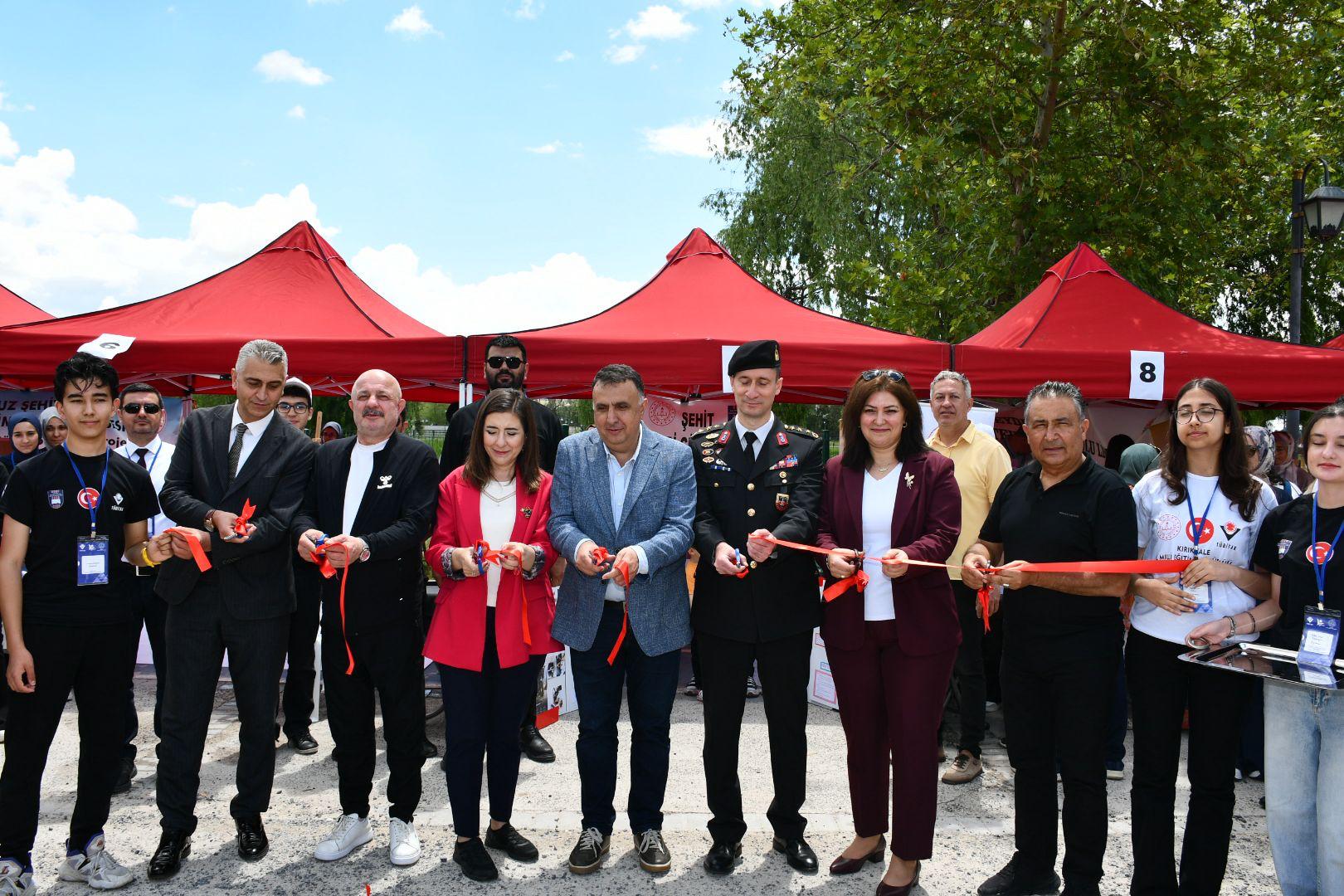Festival alanında kurulan stantlar ziyaret edilerek kurumlarımızın, sivil toplum kuruluşlarımızın, girişimci kadınlarımızın ve öğrencilerimizin çalışmalarını yakından incelendi.