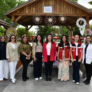 Festival alanında kurulan stantlar ziyaret edilerek kurumlarımızın, sivil toplum kuruluşlarımızın, girişimci kadınlarımızın ve öğrencilerimizin çalışmalarını yakından incelendi. - fotoğraf 3