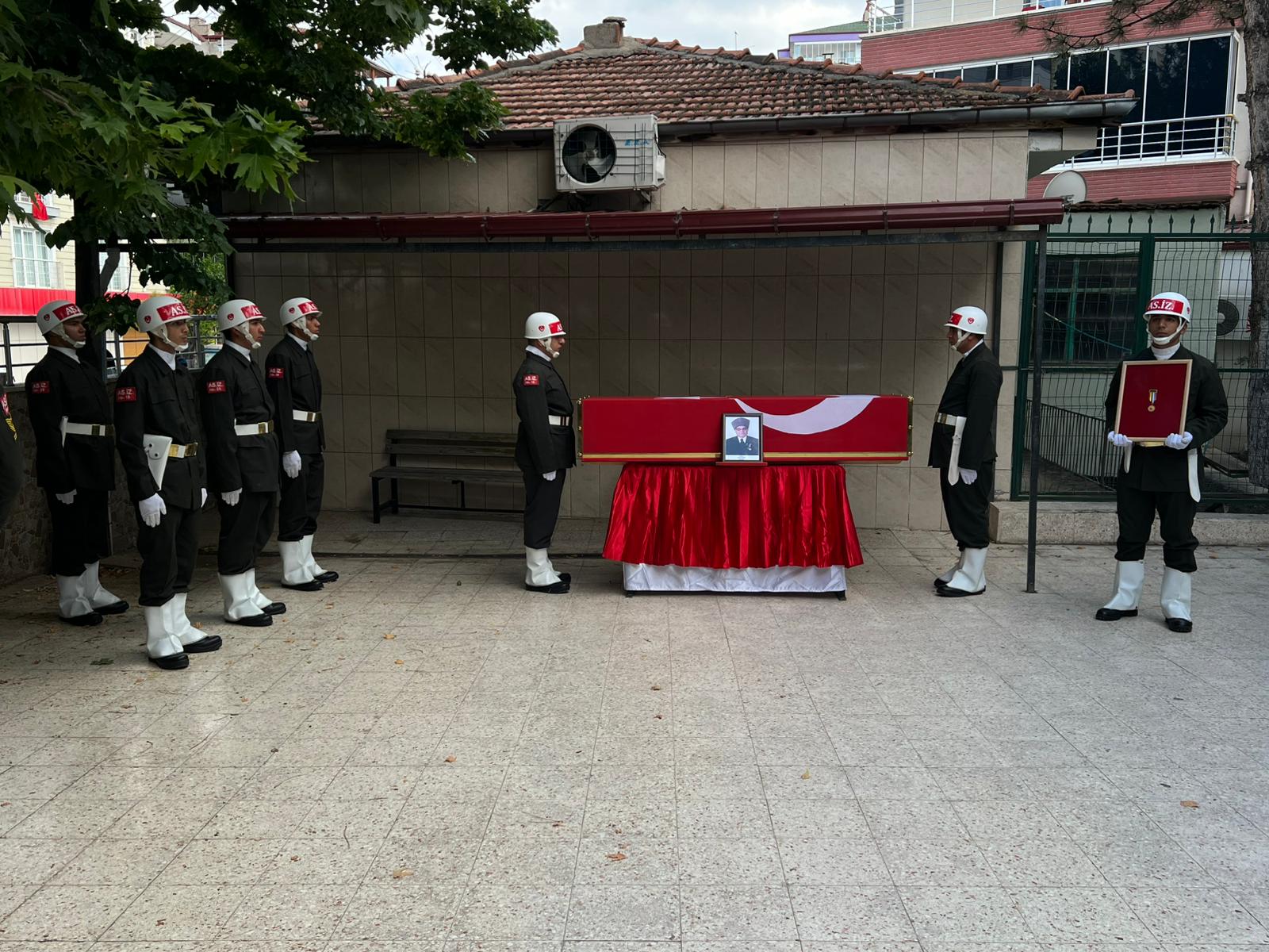 İl Müdürümüz Sayın Çiğdem AÇIKYILDIZ KAZEL, kahraman Kore Gazimiz Kemal ÇATALOK’un cenaze törenine katılım sağlayarak baş sağlığı dileklerinde bulundular.