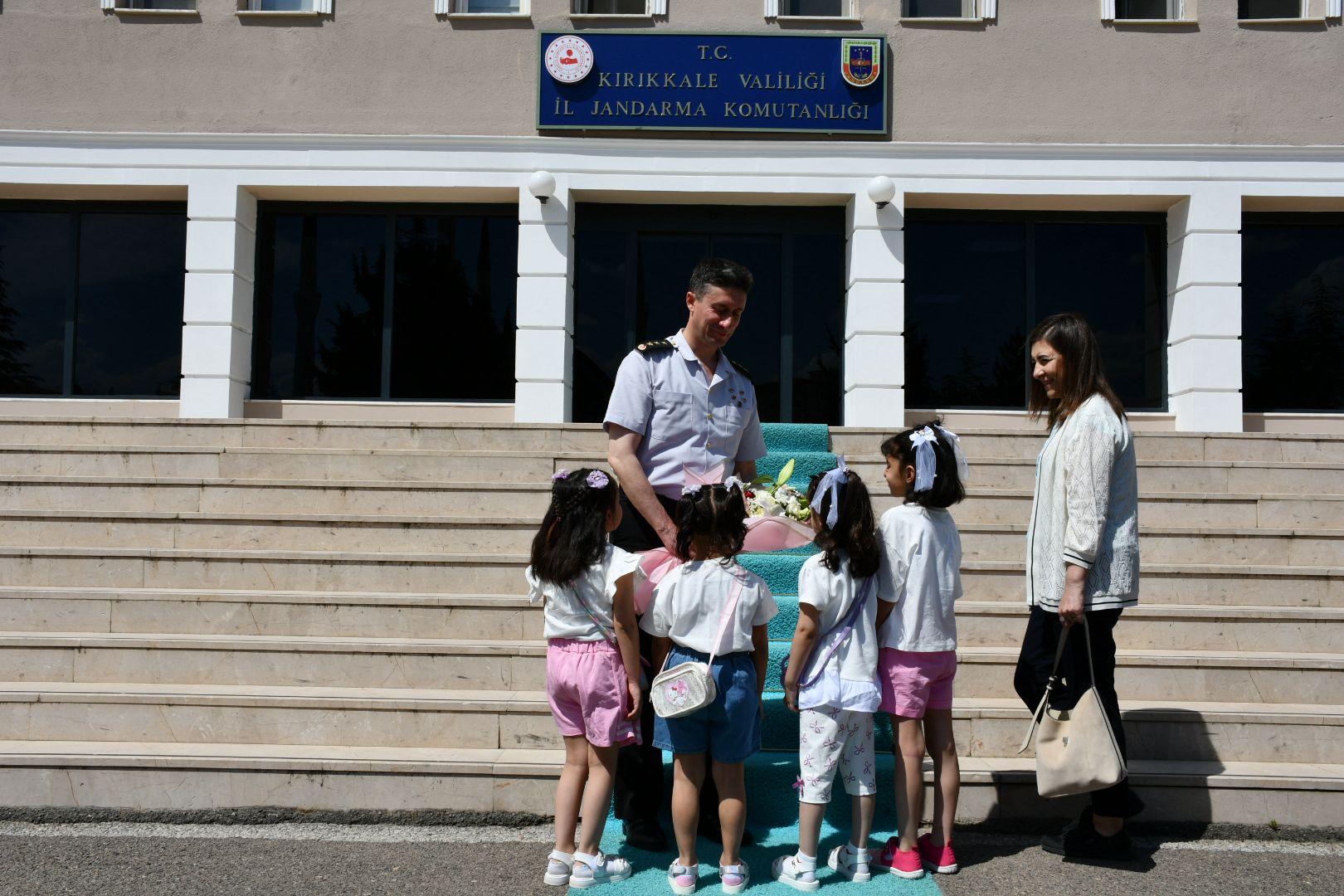 İl Müdürümüz Sayın Çiğdem AÇIKYILDIZ KAZEL ve kuruluşlarımızda kalan çocuklarımız, Jandarma Teşkilatının 187. kuruluş yıl dönümü dolayısıyla İl Jandarma Komutanı Sayın J. Kd. Alb.Hasan ACAR’ı makamında ziyaret etti.