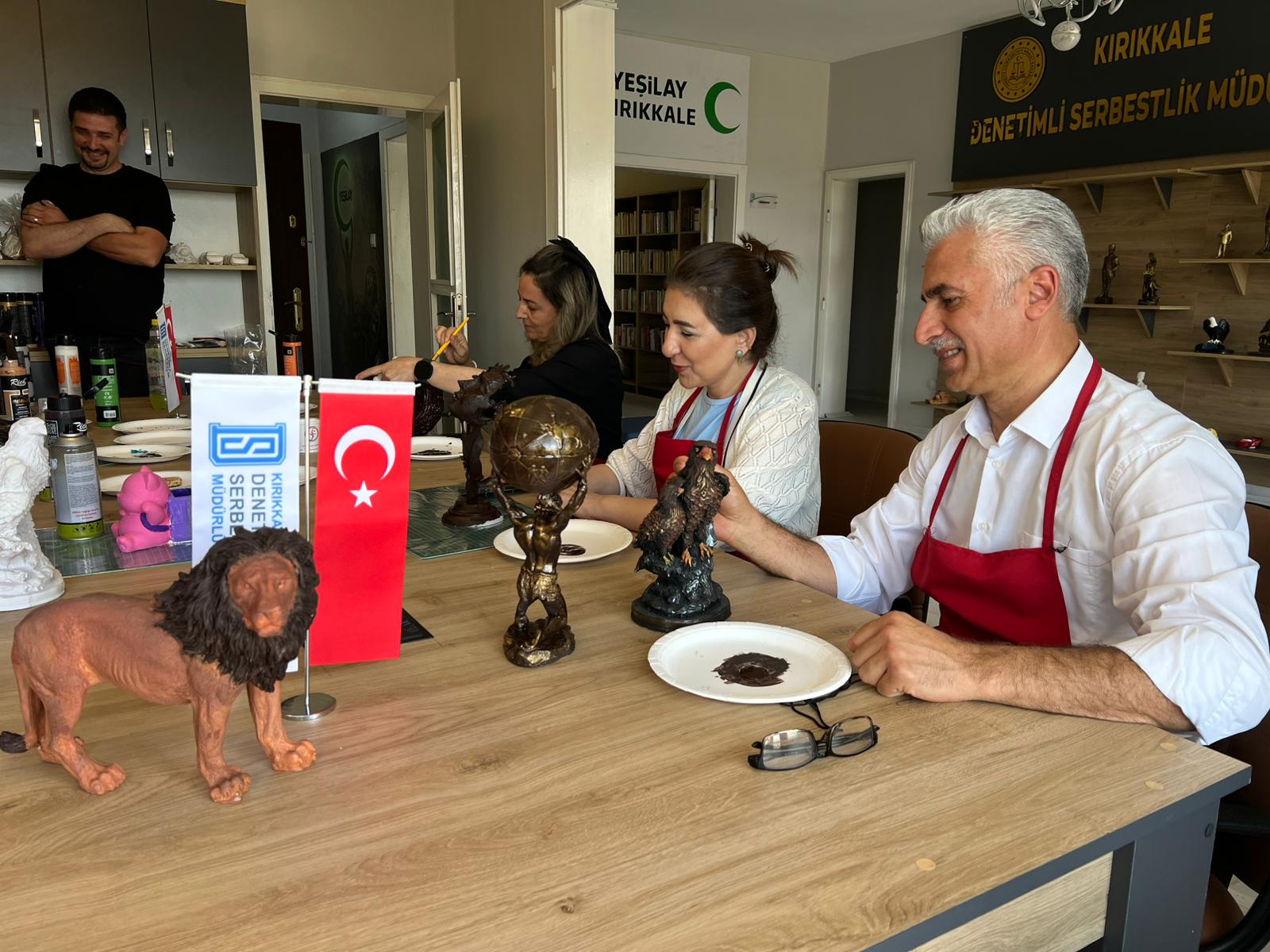 İl Müdürümüz Sayın Çiğdem AÇIKYILDIZ KAZEL, Yeşilay Kırıkkale Şube Başkanı Sayın Yusuf ÇALIK ile birlikte, İkinci Şans Atölyesi’ni ziyaret etti.