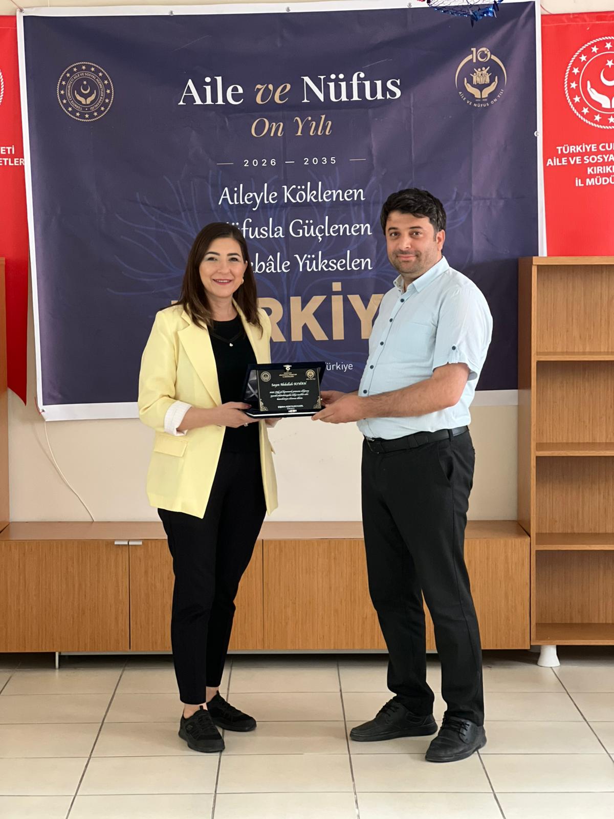 İl Müdürümüz Sayın Çiğdem AÇIKYILDIZ KAZEL, 2025 Aile Yılı kapsamında yürütülen çalışmalara sunduğu katkılar ve özverili çalışmaları dolayısıyla Keskin Sosyal Hizmet Merkezi Müdürümüz Sayın Abdullah AYHAN ile bir araya geldi.