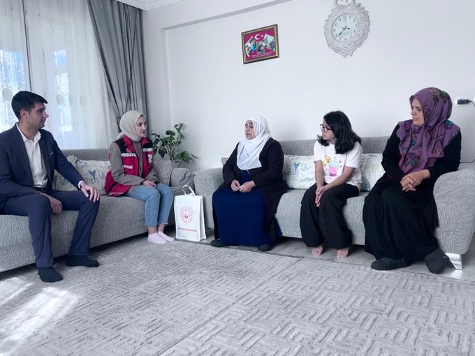 Anneler Günü münasebetiyle İl Müdürlüğümüze bağlı Karlıova Sosyal Hizmet Merkezi Müdürü Ahmet KETENCİ tarafından Aziz şehitlerimizin kıymetli anneleri ziyaret edildi.         
