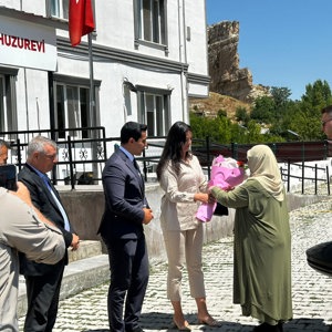 Son Başbakanımız Sayın Binali Yıldırım’ın kıymetli eşi Sayın Semiha Yıldırım Hanımefendi’nin ev sahipliğinde, Kemah Huzurevi Müdürlüğü’nde kalan kıymetli büyüklerimiz için anlamlı ve unutulmaz bir etkinlik gerçekleştirildi. - fotoğraf 2