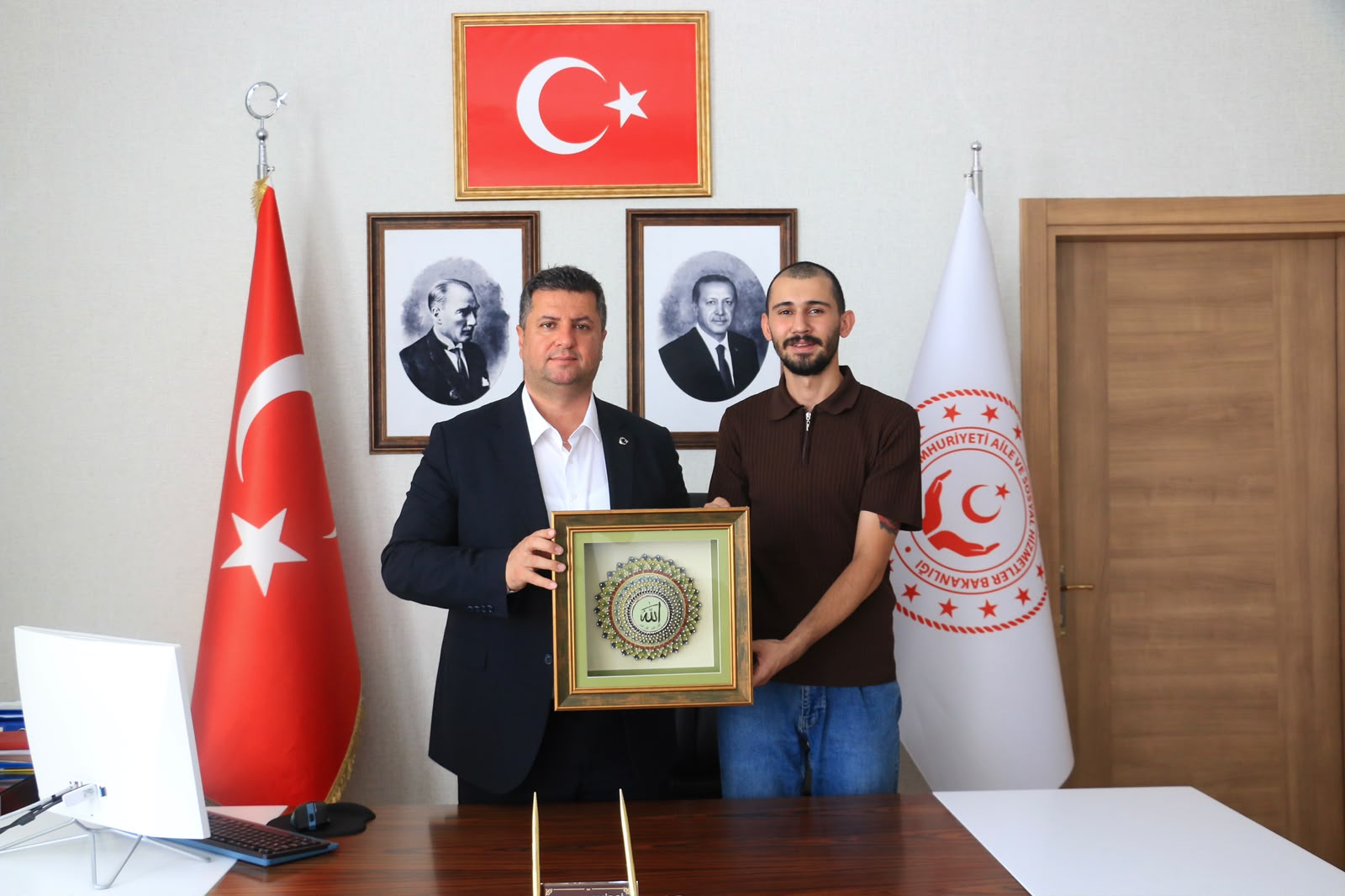 İL MÜDÜRÜMÜZ SERDAR DEMİRCİ, KAMU KURUMUNA YERLEŞEN KIYMETLİ EVLADIMIZ UĞUR SUBAKAN İLE BİR ARAYA GELDİ