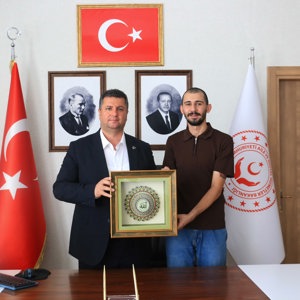 İL MÜDÜRÜMÜZ SERDAR DEMİRCİ, KAMU KURUMUNA YERLEŞEN KIYMETLİ EVLADIMIZ UĞUR SUBAKAN İLE BİR ARAYA GELDİ - fotoğraf 1