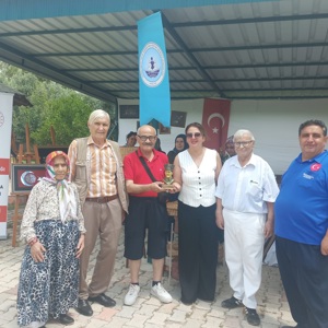 1-7 Haziran Hayat Boyu Öğrenme Haftası kapsamında Kadirli Huzurevi Yaşlı Bakım ve Rehabilitasyon Merkezi Müdürlüğünde hizmet alan kıymetli büyüklerimizle birlikte, Kadirli Halk Eğitimi Merkezi Müdürlüğü tarafından düzenlenen yıl sonu sergisini ziyaret ettik. - fotoğraf 2