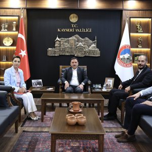 Valimiz Sayın Gökmen Çiçek, Aile ve Sosyal Hizmetler İl Müdürü Arzu Çıngır, iş insanları Latif Başkal ve Ahmet Başkal’ı makamında kabul etti. - fotoğraf 1