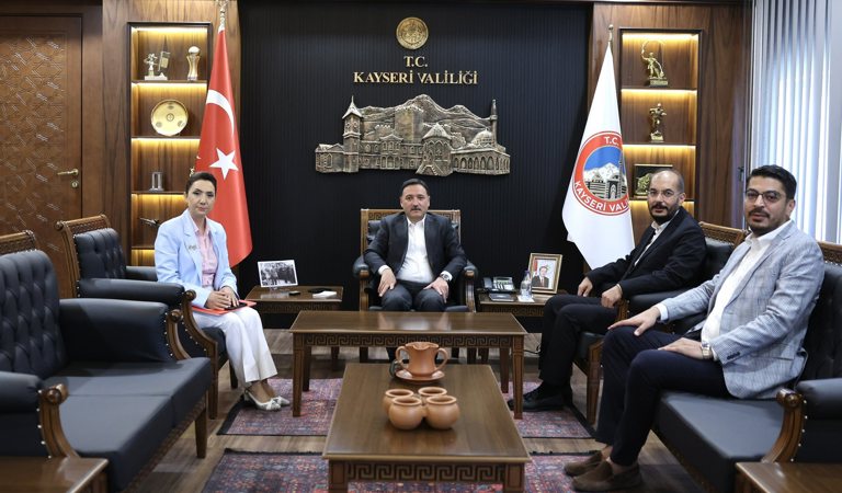 Valimiz Sayın Gökmen Çiçek, Aile ve Sosyal Hizmetler İl Müdürü Arzu Çıngır, iş insanları Latif Başkal ve Ahmet Başkal’ı makamında kabul etti.