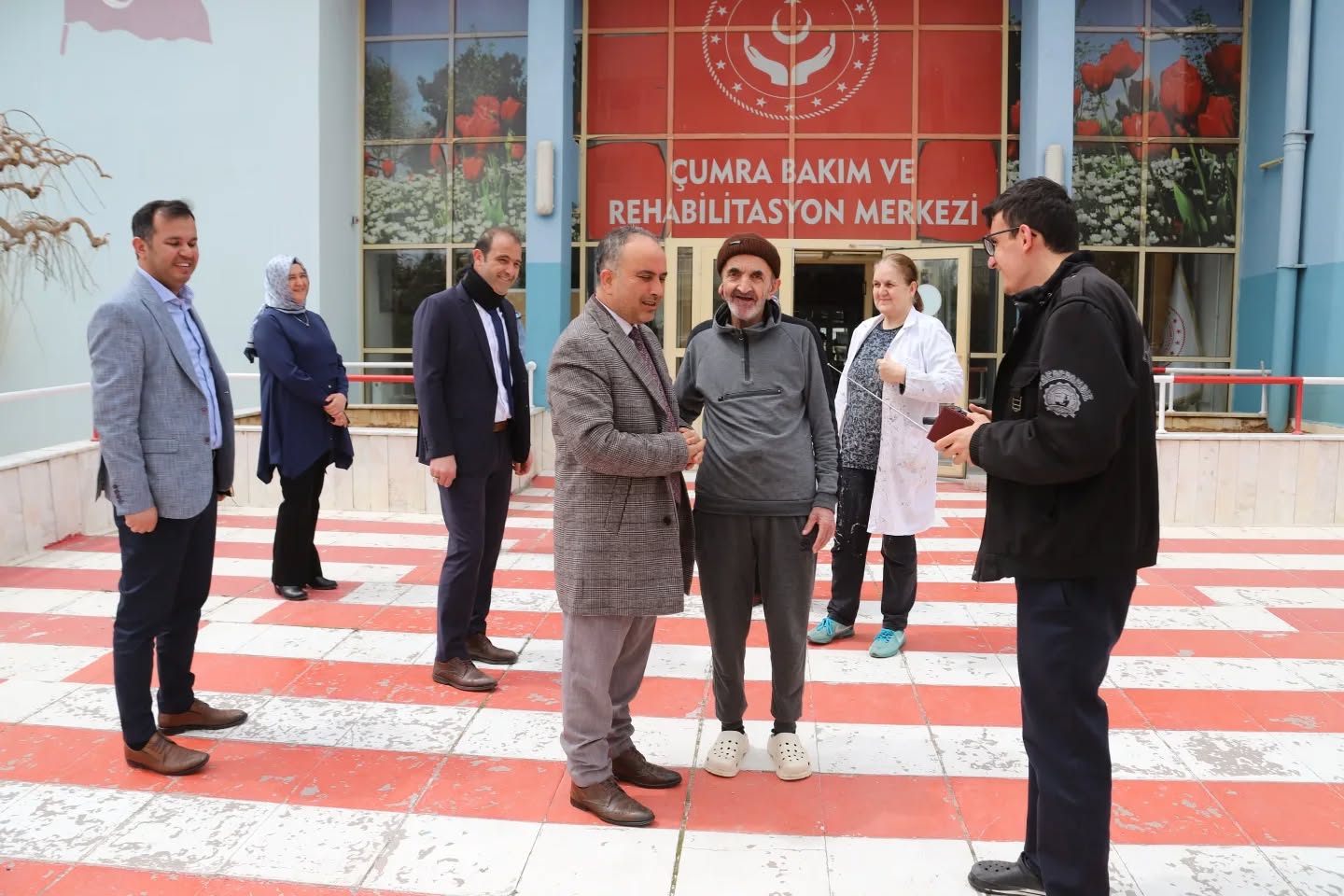 İl Müdürümüz Sayın Arif Topal ve İl Müdür Yardımcımız Sayın Erkan Demir, İl Müdürlüğümüze Bağlı Çumra Bakım, Rehabilitasyon ve Aile Danışma Merkezi Müdürlüğü’nü Ziyaret Etti