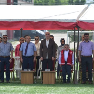 Osmaniye Gençlik ve Spor İl Müdürü Yusuf Çebi’nin ev sahipliğinde düzenlenen Okul Sporları Geleneksel Çocuk Oyunları Şenliği programına İl Müdür Yardımcımız Fatih Palta, kamu kurum ve kuruluşlarının temsilcileri ile sivil toplum kuruluşlarının temsilcileri ve farklı okullardan çocuklar katılım sağlamıştır. - fotoğraf 1