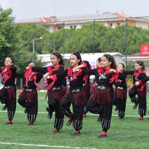 Osmaniye Gençlik ve Spor İl Müdürü Yusuf Çebi’nin ev sahipliğinde düzenlenen Okul Sporları Geleneksel Çocuk Oyunları Şenliği programına İl Müdür Yardımcımız Fatih Palta, kamu kurum ve kuruluşlarının temsilcileri ile sivil toplum kuruluşlarının temsilcileri ve farklı okullardan çocuklar katılım sağlamıştır. - fotoğraf 3