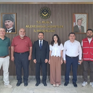 Türk Kızılay Muğla İl Merkezi Başkanı Şadi PİRCİ ve beraberindeki yönetim kurulu üyeleri, Muğla Aile ve Sosyal Hizmetler İl Müdürümüz Mahmut SELÇUK’u makamında ziyaret etti.  - fotoğraf 1