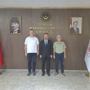 Gazi Albay Sezai KANLIYER ile Şehit Jandarma Er Muzaffer AKKUŞ’un babası Mehmet AKKUŞ, İl Müdürümüz Mahmut SELÇUK’u makamında ziyaret etti.  - fotoğraf 1
