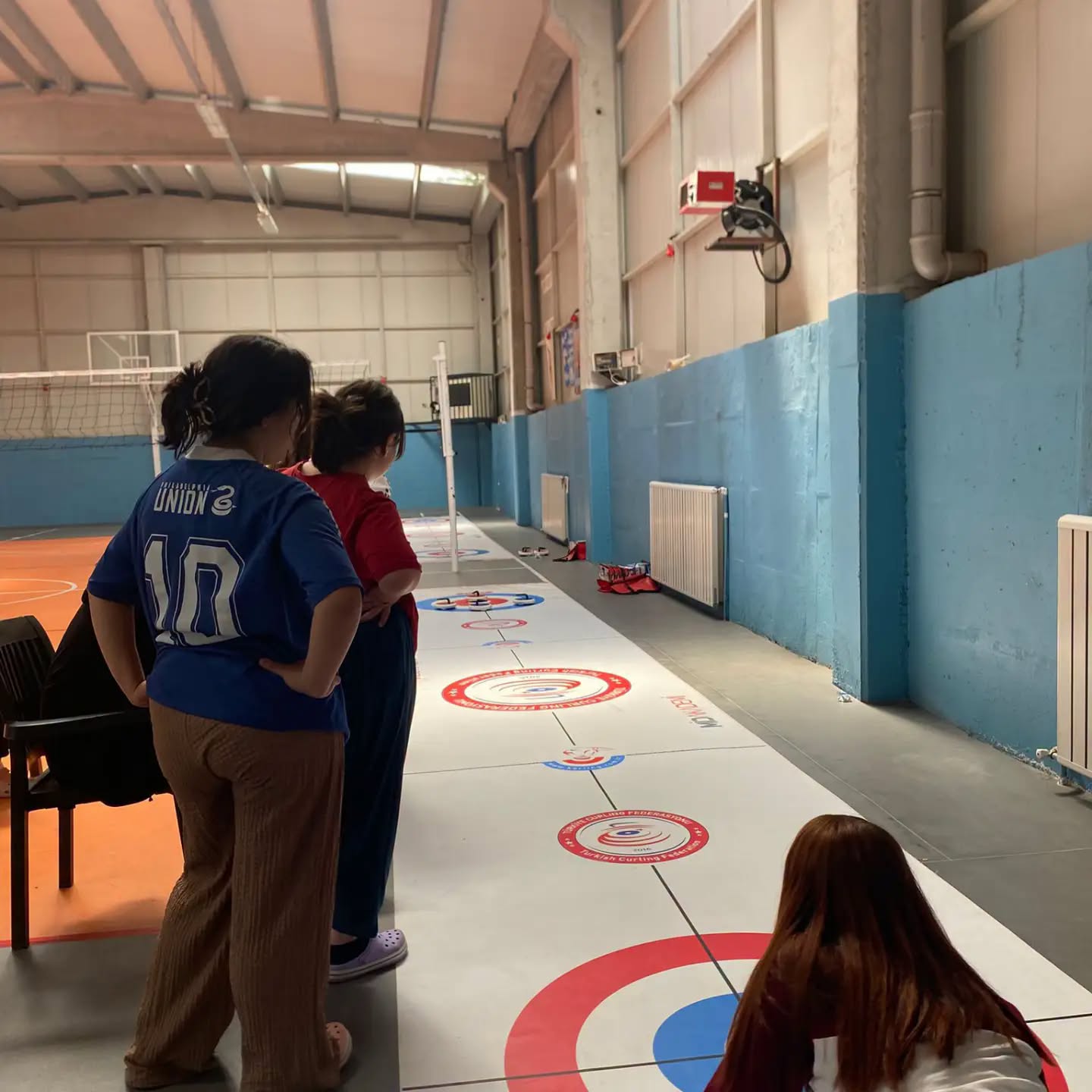 Korunma ve Bakım Altında Bulunan Çocuklarımız, Sportif Gelişimlerini Desteklemek Amacıyla Floor Curling Antrenmanlarına Düzenli Olarak Devam Ediyor
