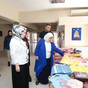 Başbakanımız Sayın Binali Yıldırım’ın eşi Sayın Semiha Yıldırım Hanımefendi’nin ev sahipliğinde 100. Yıl Atatürk Huzurevi ve Rehabilitasyon Merkezi Müdürlüğümüzde kalan kıymetli büyüklerimiz onuruna anlamlı bir program gerçekleştirildi. - fotoğraf 5