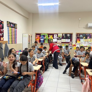 İl Müdürlüğümüze bağlı Çocuk Hakları Birimi personelleri tarafından, Türk Kızılay personellerinin katılımıyla, Türk Kızılayının kuruluş yıl dönümü dolayısıyla Şekerdere Köyü Şehit Zinnur Ezim İlkokulu öğrencileriyle etkinlik gerçekleştirildi. - fotoğraf 1