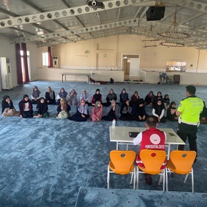 Kadirli Sosyal Hizmet Merkezi Eğitim Birimi personelleri tarafından Uslular Kur’an Kursu kursiyerlerine yönelik “Teknoloji Bağımlılığı ile Mücadele” konulu eğitim programı düzenlenmiştir. - fotoğraf 1