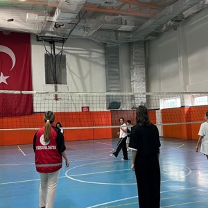Kadirli Sosyal Hizmet Merkezi tarafından, Okul Destek Projesi (ODES) kapsamında hizmet alan çocukların katılımıyla Kadirli Gençlik Merkezi’nde voleybol etkinliği düzenlenmiştir. - fotoğraf 1