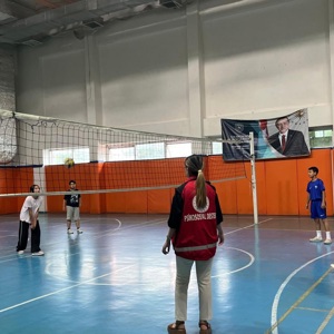 Kadirli Sosyal Hizmet Merkezi tarafından, Okul Destek Projesi (ODES) kapsamında hizmet alan çocukların katılımıyla Kadirli Gençlik Merkezi’nde voleybol etkinliği düzenlenmiştir. - fotoğraf 2