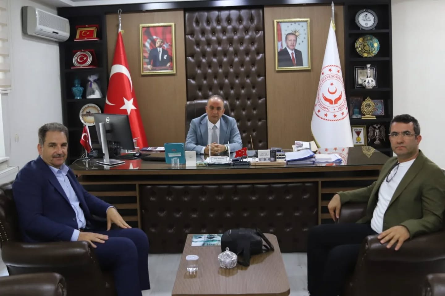 Necmettin Erbakan Üniversitesi Öğretim Görevlisi Dr. Sayın Ali Bozgedik ve Hukuk Fakültesi Sekreteri Sayın Ali Yıldırım, İl Müdürümüz Sayın Arif Topal’ı Makamında Ziyaret Ettiler