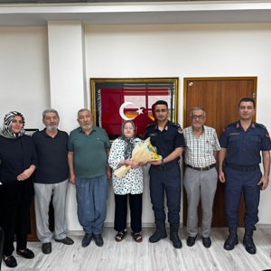 4 Haziran Jandarma Teşkilatının Kuruluş Yıl Dönümü kapsamında, Kadirli Huzurevi Yaşlı Bakım ve Rehabilitasyon Merkezi Müdürlüğü personelleri tarafından İlçe Jandarma Komutanlığına ziyaret gerçekleştirilmiştir. - fotoğraf 1