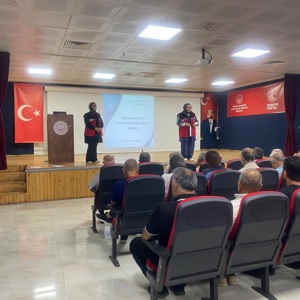 Osmaniye Sosyal Hizmet Merkezi Müdürlüğü Eğitim Birimi tarafından, Merkez köyler ile Toprakkale ilçesi ve köylerinde görev yapan muhtarların katılımıyla bilgilendirme toplantısı gerçekleştirilmiştir. - fotoğraf 1