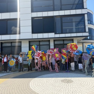 Bahçe Sosyal Hizmet Merkezi Müdürlüğü personelleri tarafından, Sosyal ve Ekonomik Destek (SED) Hizmeti Etkinliğinin Artırılması Projesi kapsamında SED hizmetinden yararlanan öğrencilerimize yönelik “Uçurtma Şenliği” etkinliği düzenlenmiştir. - fotoğraf 1