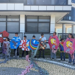 Bahçe Sosyal Hizmet Merkezi Müdürlüğü personelleri tarafından, Sosyal ve Ekonomik Destek (SED) Hizmeti Etkinliğinin Artırılması Projesi kapsamında SED hizmetinden yararlanan öğrencilerimize yönelik “Uçurtma Şenliği” etkinliği düzenlenmiştir. - fotoğraf 2